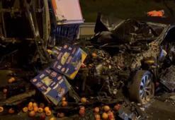 Ümraniye TEM Otoyolu'nda otomobil meyve yüklü kamyonetle çarpıştı: 2 yaralı