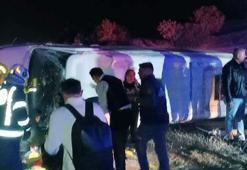 Yolcu otobüsü ile servis minibüsü çarpıştı: 1 ölü, 14 yaralı