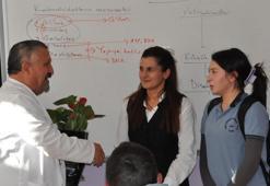 Anne ve kızından öğretmenlerine sürpriz kutlama