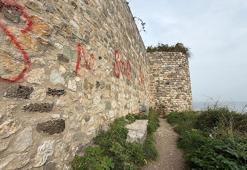 Tarihi kalenin duvarlarını sprey boyayla boyadılar