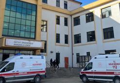 'Öğretmenler Günü'nde evden getirilen yemekleri yiyen 5 lise öğrencisi zehirlenme şüphesiyle hastaneye kaldırıldı