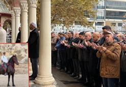 Atla elektrik direğine çarptı; hayatını kaybetti