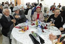 Beşiktaş'ta huzurevinde Öğretmenler Günü kutlaması