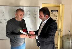 Yüksekovalı baklavacı, köy okullarındaki öğretmenlere baklava ikram edip, gül takdim etti