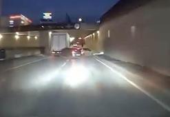 Makas atan sürücü başka araca çarptı; kaza anı kamerada