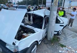 Adana’da otomobil elektrik direğine çarptı; 3 yaralı