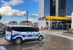 Aranan şüpheli, polise bıçakla direnince vurularak etkisiz hale getirildi