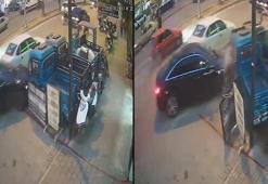 Otomobil, kaldırımdaki motosikletlere çarptı; kaza anı kamerada