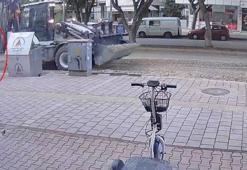 Ekmek almak için çıkmıştı; kepçenin altında kalarak öldü, kaza kamerada