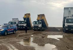 Çalınan 50 kamyon kum, sahilde dev çukurlara neden olan yerlerine döküldü