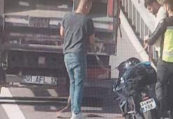 Kamyonetin arkasına bağlanan motosikletle ilerleyen sürücülere para cezası