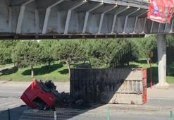 Avcılar'da iş makinesi taşıyan TIR üst geçide çarptı