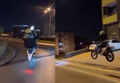 Motosikleti ile tek teker üzerinde ilerleyip, akrobasi hareketleri yaptı