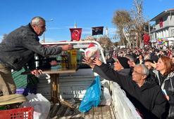 Geçit töreninde dağıtılan hediyeler için kıyasıya yarış