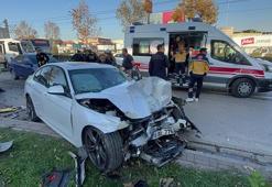 Sürücülerinin yarıştığı 2 otomobil, belediye otobüsü ile çarpıştı; 14 yaralı