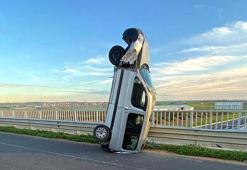 Bariyere çarpan hafif ticari araç, dik vaziyette kaldı: 2 yaralı