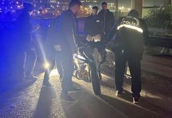 Yolun karşısına geçmeye çalışan TIR şoförüne motosiklet çarptı; 2 ölü