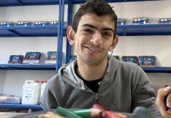 Kas hastası Can, sanatla ve sosyal etkinliklerle hayata tutunuyor