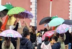 Öğrenciler yağmur altında Atatürk büstünü şemsiyeyle korudu