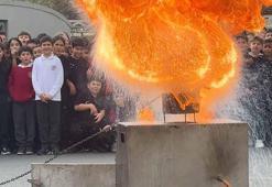 Avcılar'da itfaiyeden öğrencilere yangına müdahale eğitimi