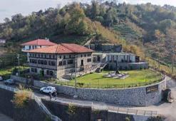 Annesinin hatırasını müzeye dönüştürdüğü konakta yaşatıyor