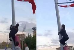 Katlanan Türk bayrağını direğe tırmanıp düzeltti