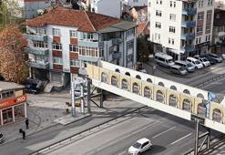 Evin içi göründüğü için yıkım kararı verilen üst geçit, 1 metre uzağa yeniden yapılıyor