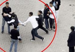 Siirt’te iki grup arasında çıkan tekmeli ve yumruklu kavgada kamerada: 3 yaralı