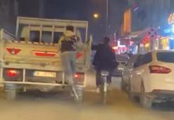 Patenli ve bisikletli 2 gencin trafikteki tehlikeli hareketleri kamerada