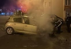 Park halindeki otomobil alev alev yandı