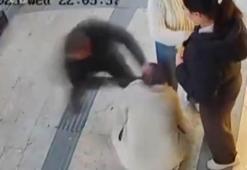 Boşanma aşamasındaki eşi tarafından bıçaklandı; saldırı kamerada