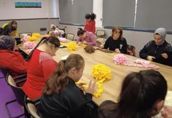 Özel gereksinimli çocuklar sevgi evlerindeki yaşıtları için atkı ördü