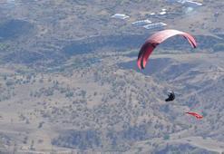 Cudi Dağı'nda yamaç paraşütü yaptılar; pilotlar Türk bayrağı açtı