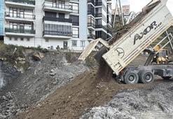 70 kişi tahliye edilmişti; çöken alan toprakla dolduruluyor