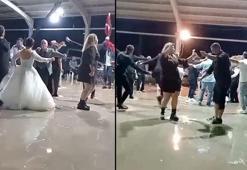 Sağanakla düğün pisti suyla doldu, davetliler aldırmadan oynadı