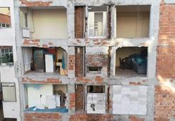 Bahçelievler'de bina yıkılınca ortaya çıktı; 40 sene boyunca iki apartman tek duvarı kullanmış