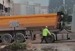 Hatay’da polis memuru, yoldaki çukuru kürekle kapattı; O anlar kamerada