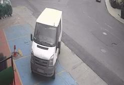 Beylikdüzü'nde park halinde freni boşalan hafif ticari araç yokuş aşağı kayarak otomobile çarptı