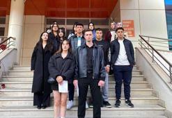 Öğrencilerden silahla rehin alma olayına sessiz yürüyüşle tepki