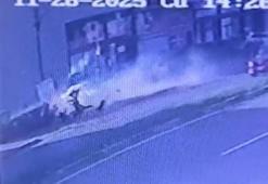 Otomobilin çarptığı babaanne ile 2 torunu ağır yaralandı; kaza kamerada