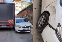 Fatih'te sokaktan geçemeyen kamyon park halindeki araçlara çarparak yoluna devam etti