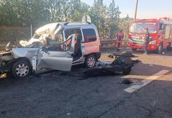 Hafif ticari araç, otoyolda kamyona çarptı; 3 ölü, 3 yaralı