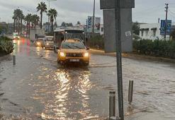 Bodrum'da sağanak; 1 evi su bastı, yollar göle döndü