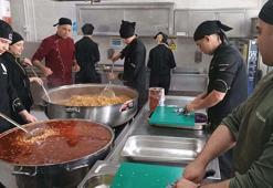 Meslek lisesinin kazanları, ihtiyaç sahibi öğrenciler için kaynıyor