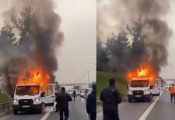 Beykoz TEM Otoyolu'nda kamyonet alev alev yandı