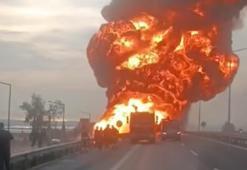 Mersin'de akaryakıt yüklü tanker alev alev yandı