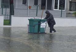 Balıkesir'de sağanak; yollar göle döndü, evler su bastı