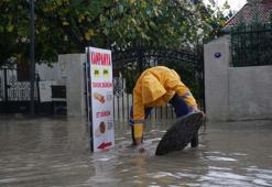 Çeşme'de sağanak sonrası caddeler su içinde kaldı