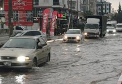 Antalya'da şiddetli yağış; yollar göle döndü