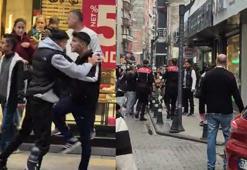 Sokak ortasında tekmeli, yumruklu kavga kamerada